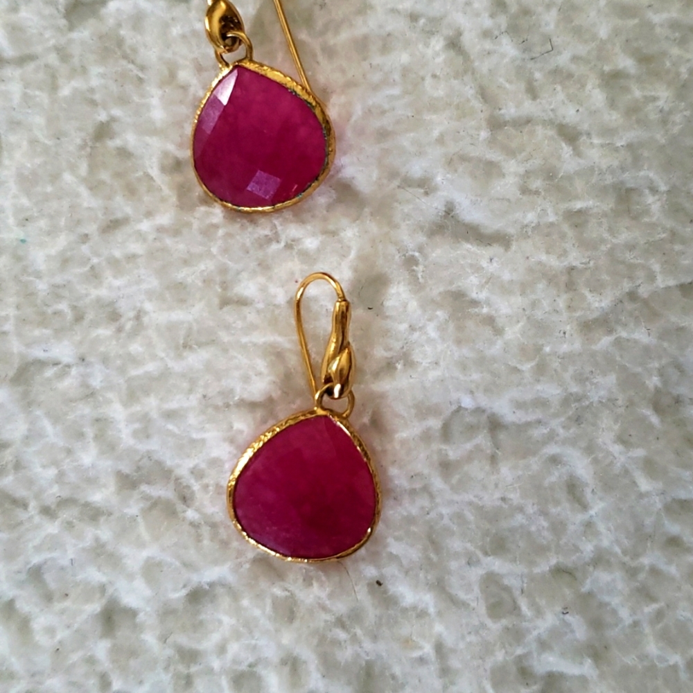 Gold toned metal rimmed drop earring